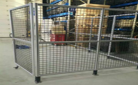  焊接防護(hù)圍欄在定制時(shí)需要注意什么？